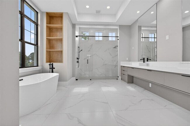Building Photo - 16130 Pendio Dr