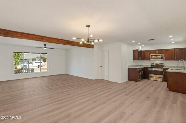 Building Photo - 8617 E Palm Ln