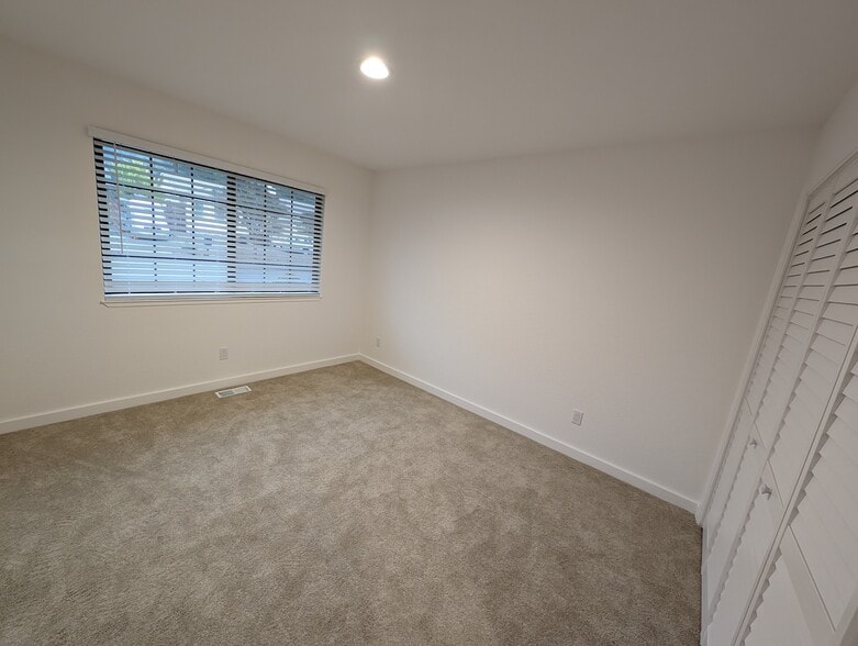 Bedroom 3 - 4977 Hoen Ave