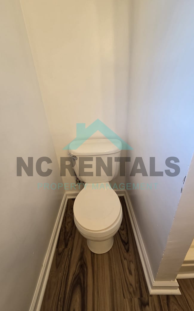 Building Photo - 721 Davis St