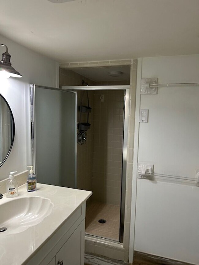 Building Photo - FREE MONTH OF DECEMBER 2025 Beach, 2nd row