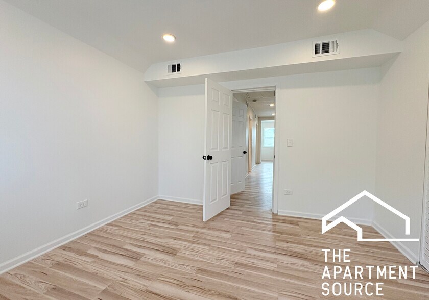 Building Photo - 3140 N Kimball Ave
