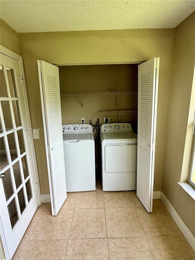 Building Photo - 595 Vista Isles Dr