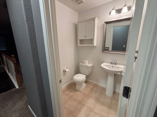 Building Photo - 2BD/2.5BA Condo located in Lincoln