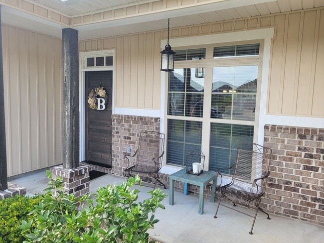 Building Photo - Beautiful 4BD/2BA Home with Screened Patio...