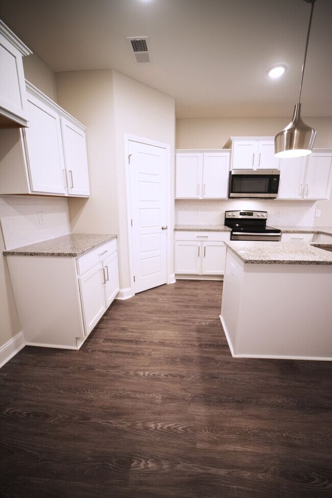 Building Photo - 220 Drayton Dr