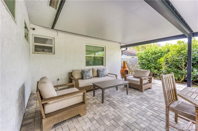 Building Photo - 533 SE Ocean Spray Terrace