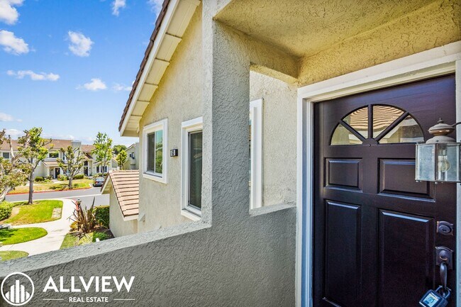 Building Photo - Gorgeous 2 bed/2 baths, located in the highly desired community of Woodbridge.