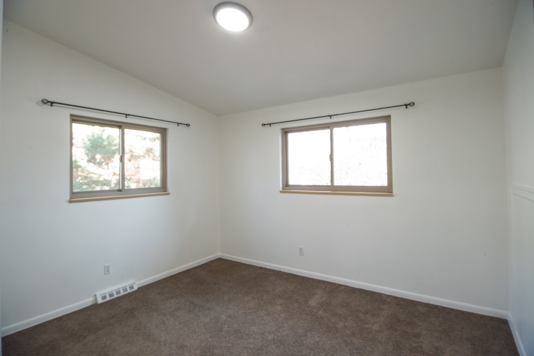 Building Photo - 9 Paramount Pky