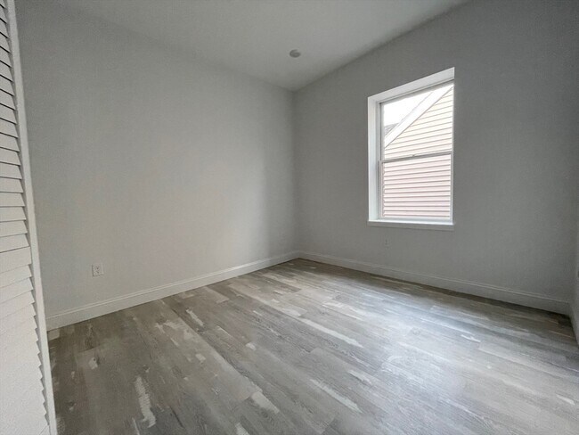 Building Photo - 108 Chelsea St