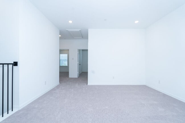 Building Photo - 9508 Espalier St