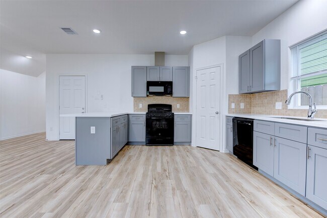 Building Photo - 8202 Homewood Ln