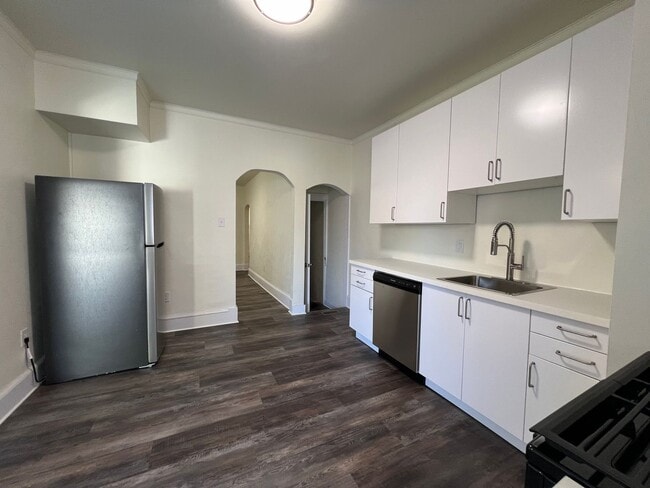 Building Photo - Updated 2BR Townhome with office & parking spot!