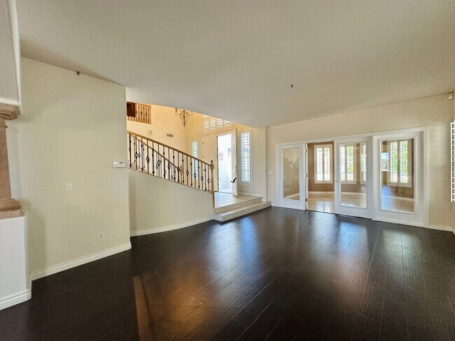 Building Photo - GORGEOUS 2 STORY HOME WITH A GRAND ENTRY &...