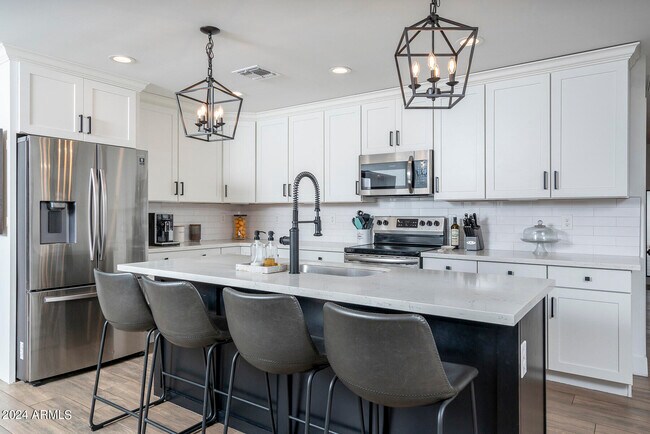 Building Photo - 8725 E Bonnie Rose Ave