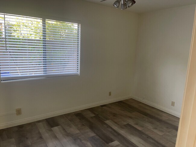 Building Photo - 2215 Lobelia Ave