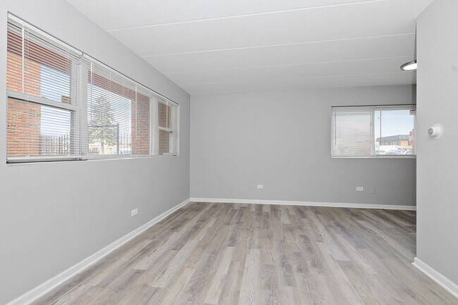 Interior Photo - 7806-7812 S Troy