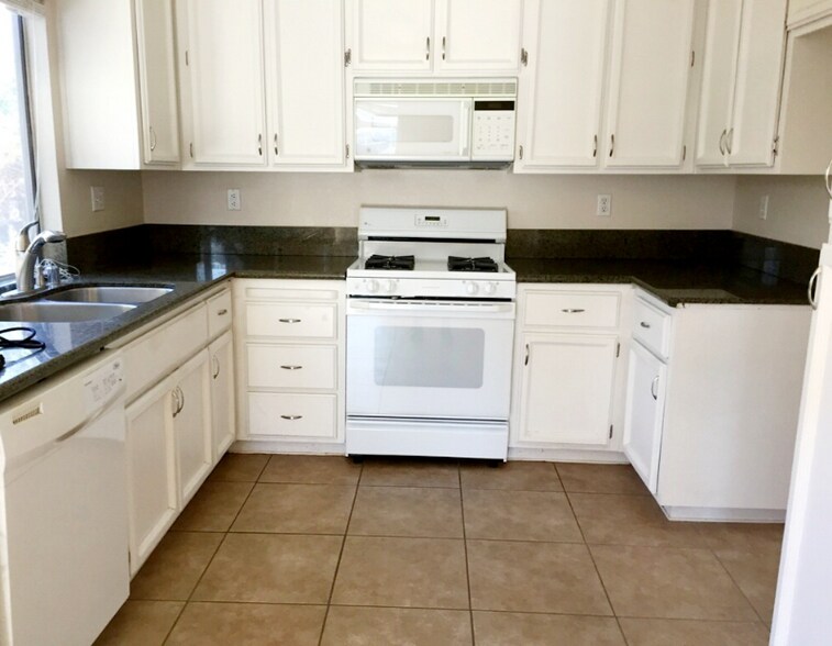 Building Photo - 1073 Barnes Cir