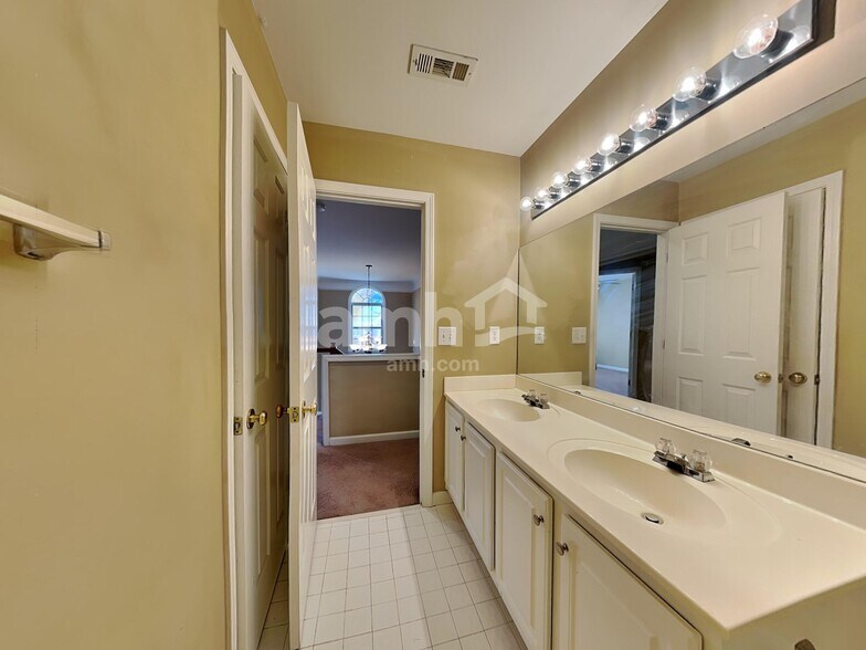 Building Photo - 5715 Oxborough Way