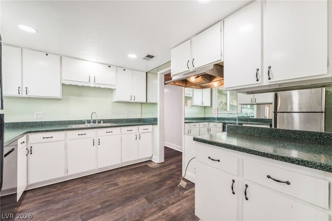 Building Photo - 1828 Hassett Ave