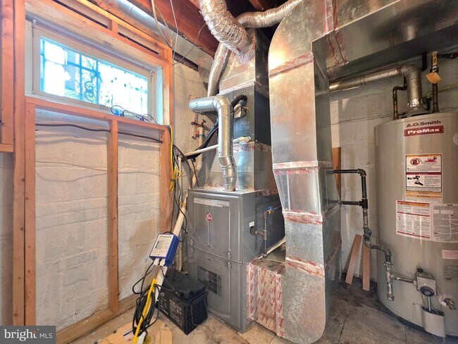 Building Photo - 527 E Nelson Ave