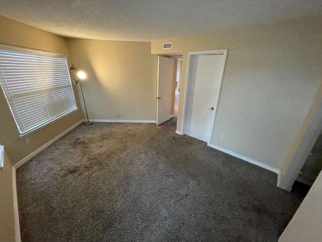 Building Photo - Updated 2 Bedroom, 2 Bath Condo (Available Immediately)