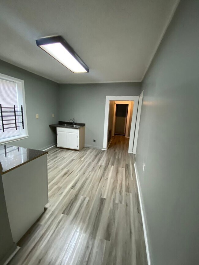 Building Photo - Cute, updated 3 bed/1 bath bungalow