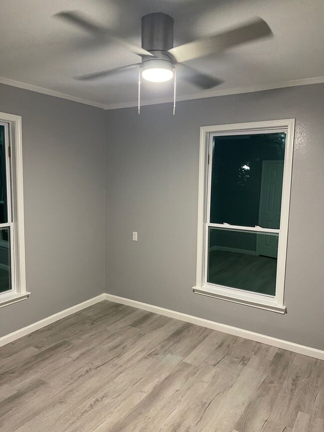 Building Photo - 3 bedrooms 2 baths - Only $1500 Per Month