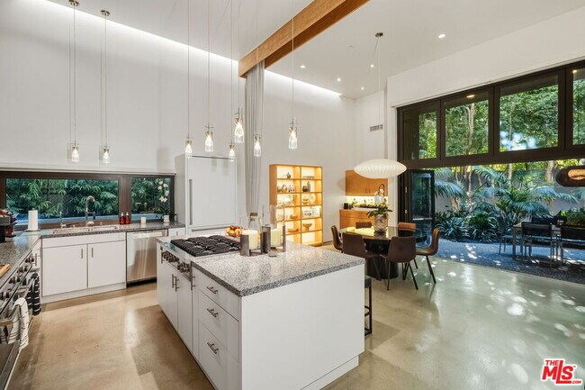 Building Photo - 1849 Fox Hills Dr