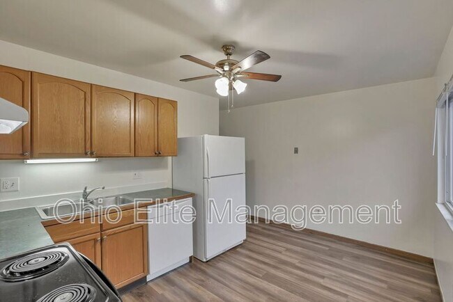 Building Photo - 2460 Hiawatha St