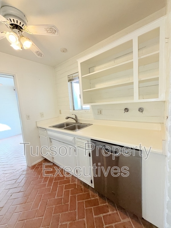 Building Photo - 629 W Las Lomitas Rd