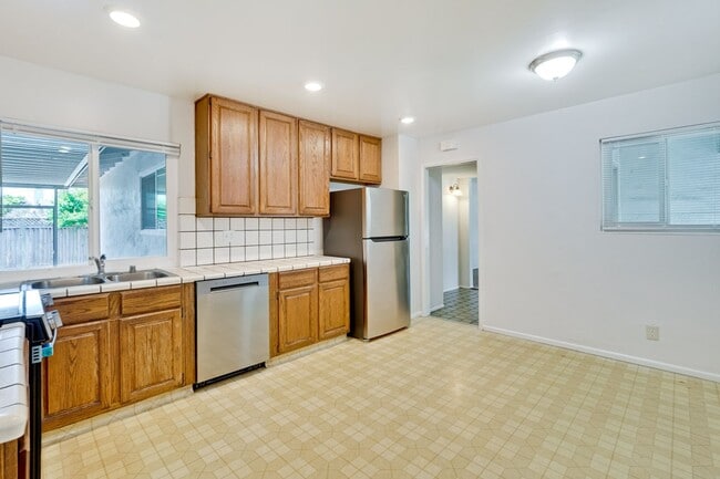 Building Photo - Spacious 3 Bedroom 2 Bath Home with 2 Car Garage and Central Air Conditioning
