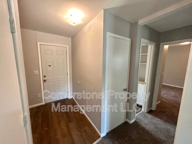 Building Photo - 8255 Lakeview Dr
