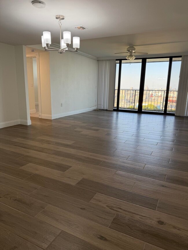 Building Photo - 5600 N Flagler Dr