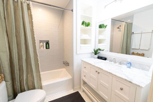 Building Photo - 725 Peddie St