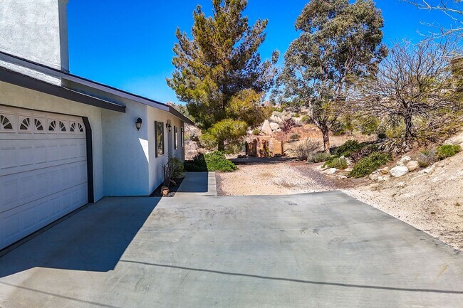 Building Photo - Western Hills Estate home/ 3 bedroom/ 2 ba...