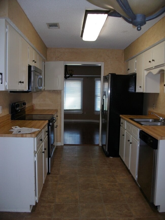 Building Photo - COMING MARCH 2026! (Pet Friendly)