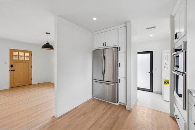 Building Photo - 1061 Buena Vista Way