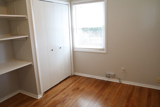 Building Photo - Very Cute 3 bedroom just 7 Minutes to Twin...