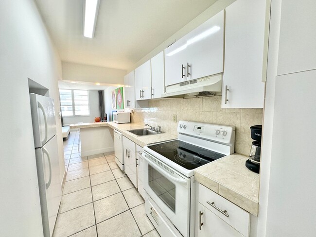 Building Photo - Amazing location: Close to Lincoln & the beaches: 1bed/1bath at the iconic Decoplage: available n...