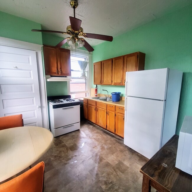 Building Photo - 2451 Maplewood Ave