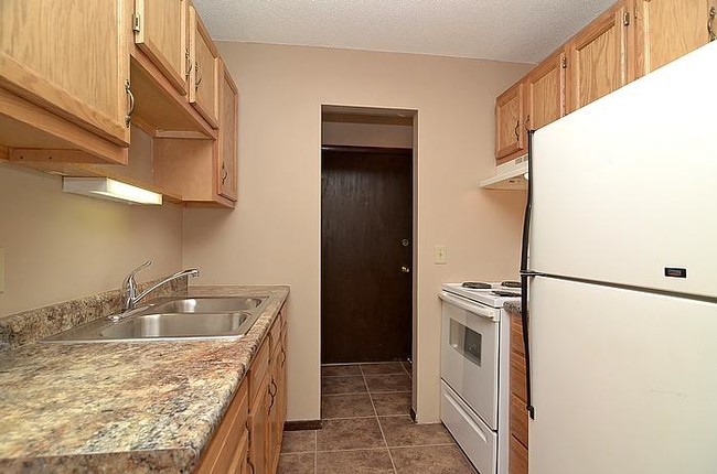 Oak Kitchen - Wexford Commons Apartments