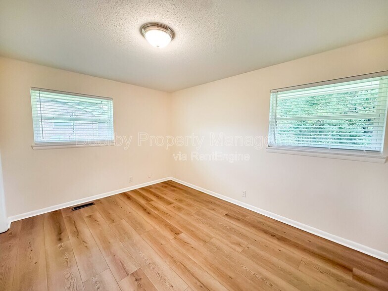 Building Photo - 7490 Austin Dr