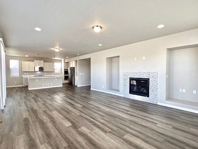 Building Photo - 5 Bedroom Home Close to Downtown Monument!!