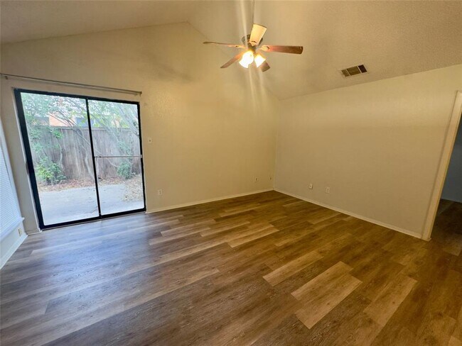 Building Photo - 112 S Mockingbird Ln