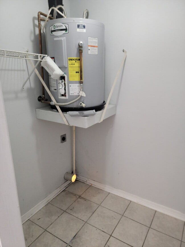 Building Photo - Fantastic location! This end unit offers t...