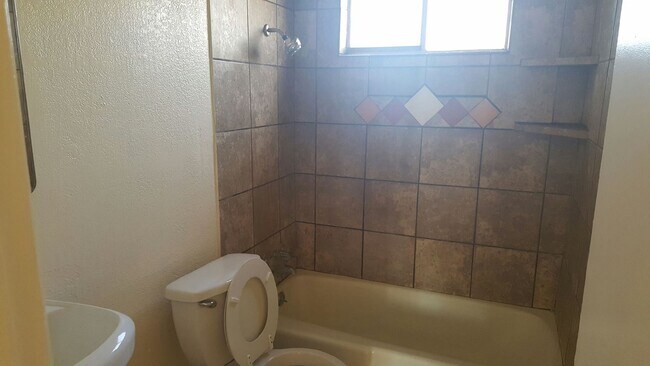 Building Photo - 1000 Miller St