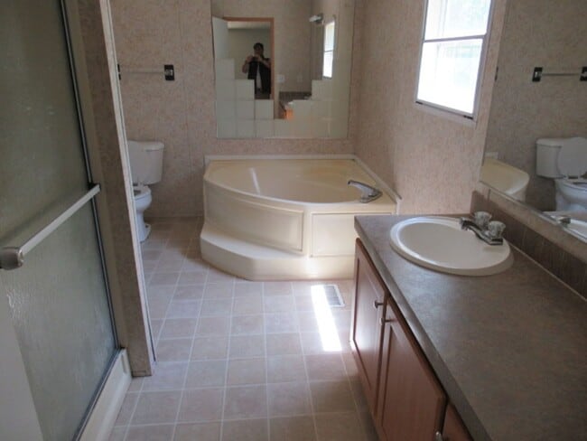 Building Photo - 406 Crystal Dr