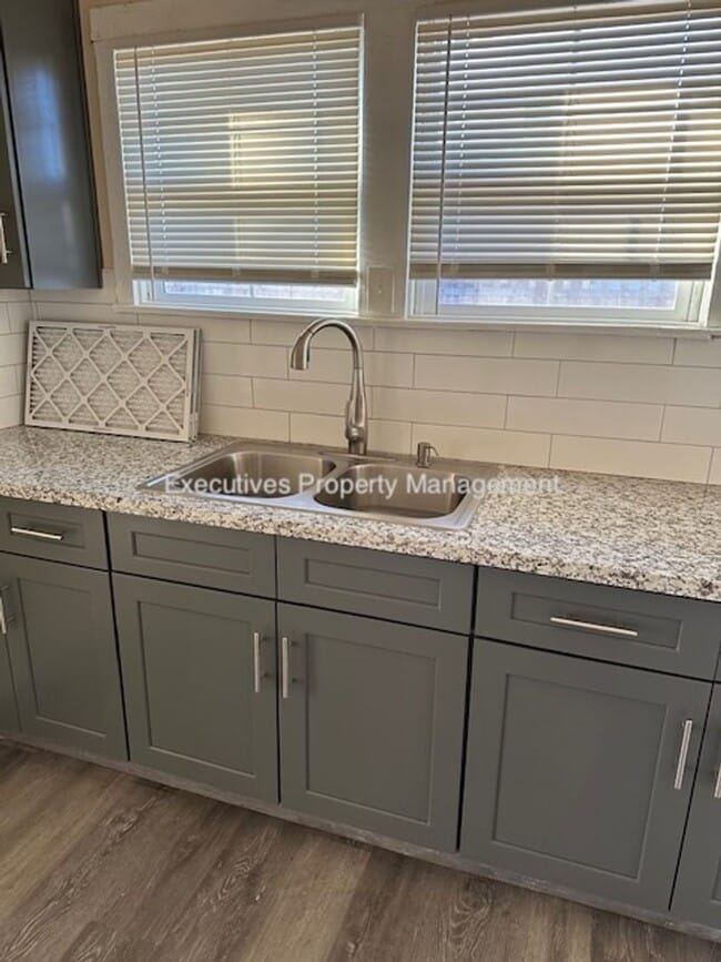 Building Photo - 119 E Main St