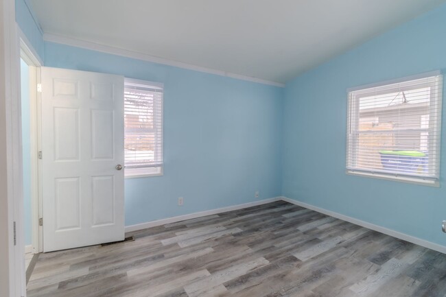 Building Photo - Cute & Cozy 2-Bedroom Home Near Downtown T...